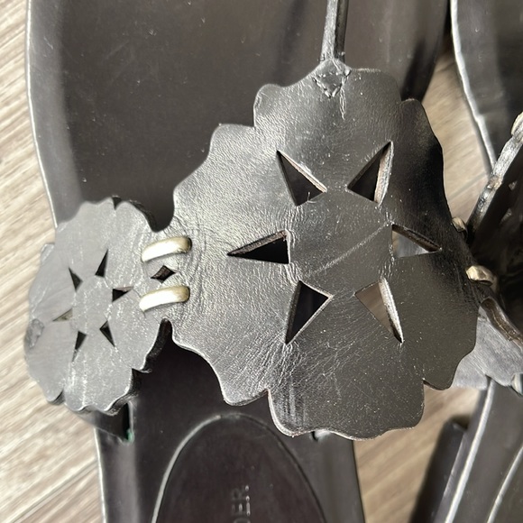 Vera Wang Lavender Label Laser Cut Black Leather Sandals Size 9M - Picture 5 of 5